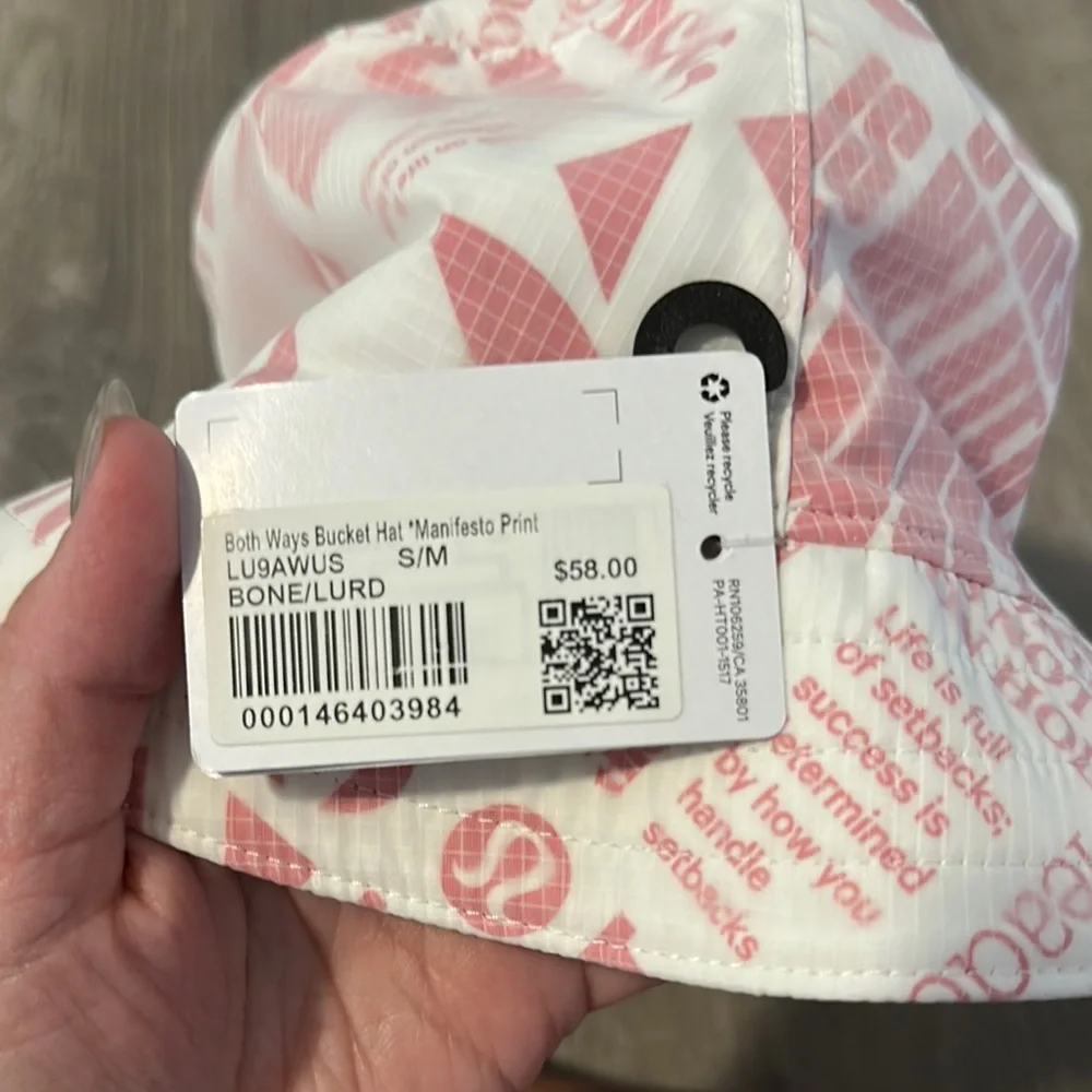 Lululemon NWT S/M Both Ways Reversible Bucket Hat in Manifesto Print &‎ Bone